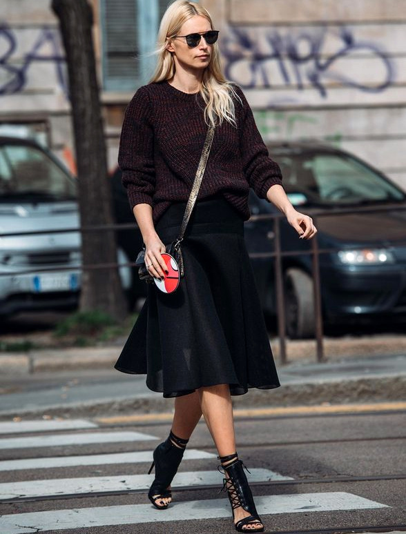 Gros pull + jupe corolle + talons hauts = le bon mix