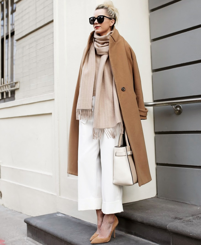 Entre volume moderne, touche de sexyness et cama�eu de teintes sable, ce look cosy chic a tout bon !