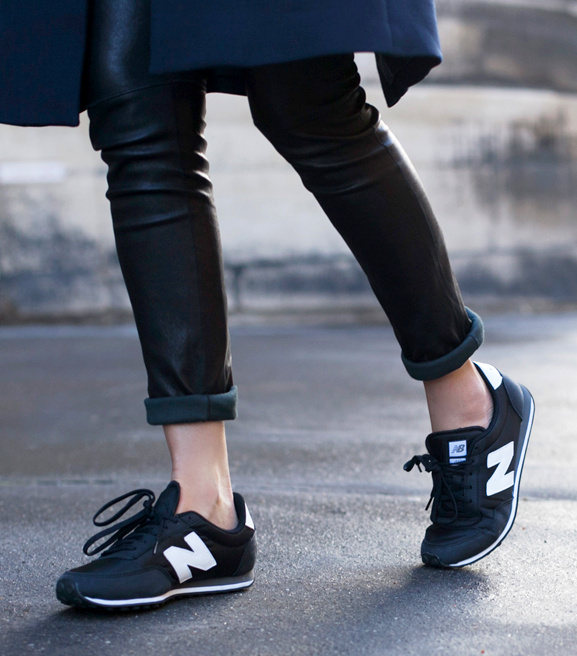 New Balance bleu marine + slim en cuir noir roulott� sur la cheville = le bon mix