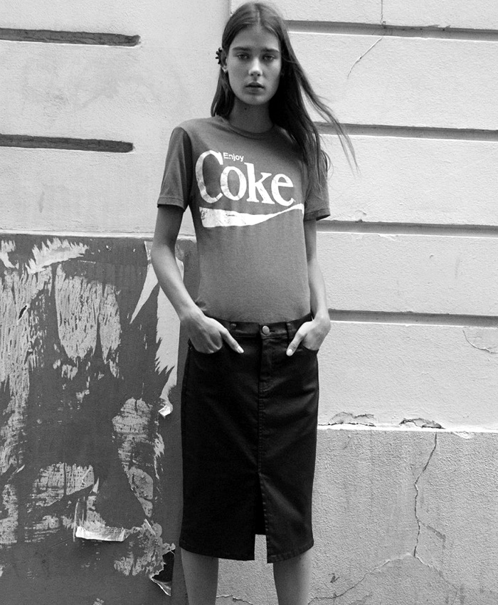 Rien de tel qu'un tee-shirt � logo vintage pour twister une jupe droite !