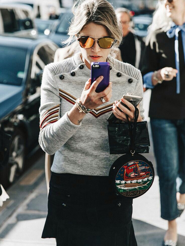 Entre lignes graphiques et boutonnage marin, ce pull-over Isabel Marant a tout bon !