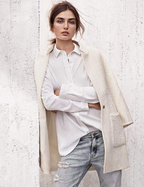 Entre jean boyfriend destroy et faux blanc, ce look H&M a tout bon !