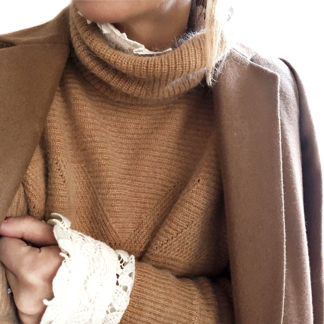 Rien de tel qu'une blouse en dentelle pour sophistiquer un gros pull !