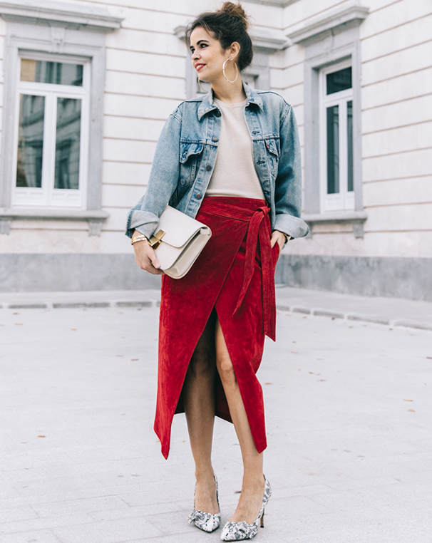 Rien de tel qu'une ample veste en jean pour apaiser une jupe portefeuille en daim rouge !