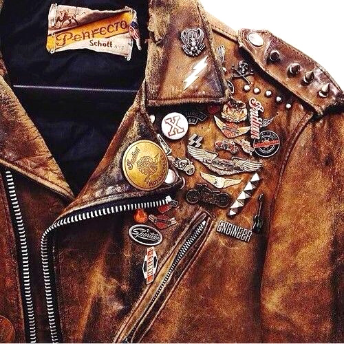 Avec son cuir us� et son accumulation de pins, ce perfecto Schott ne manque pas d'allure