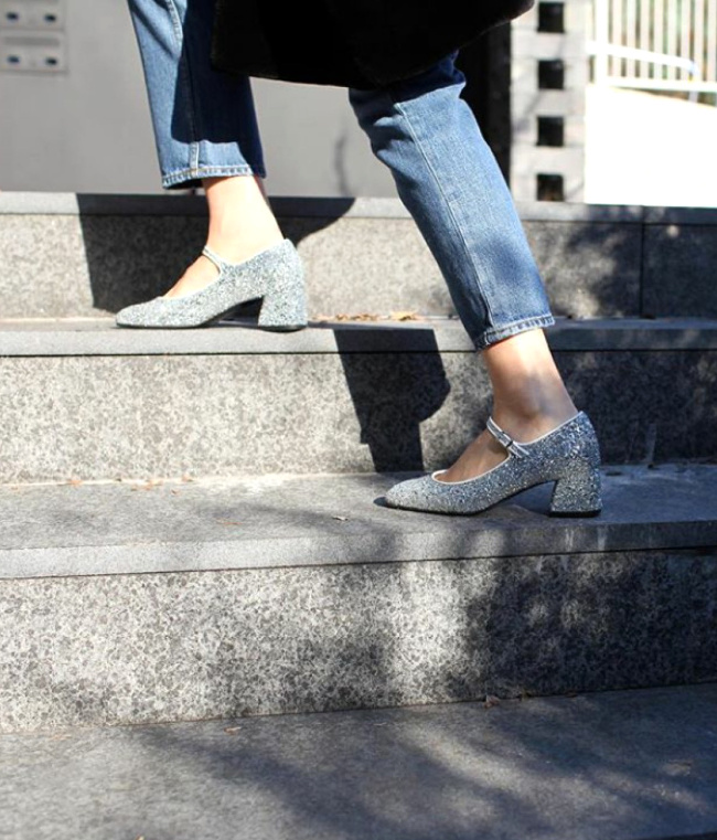 Rien de tel qu'une paire de souliers glitter pour twister un jean sans histoire !