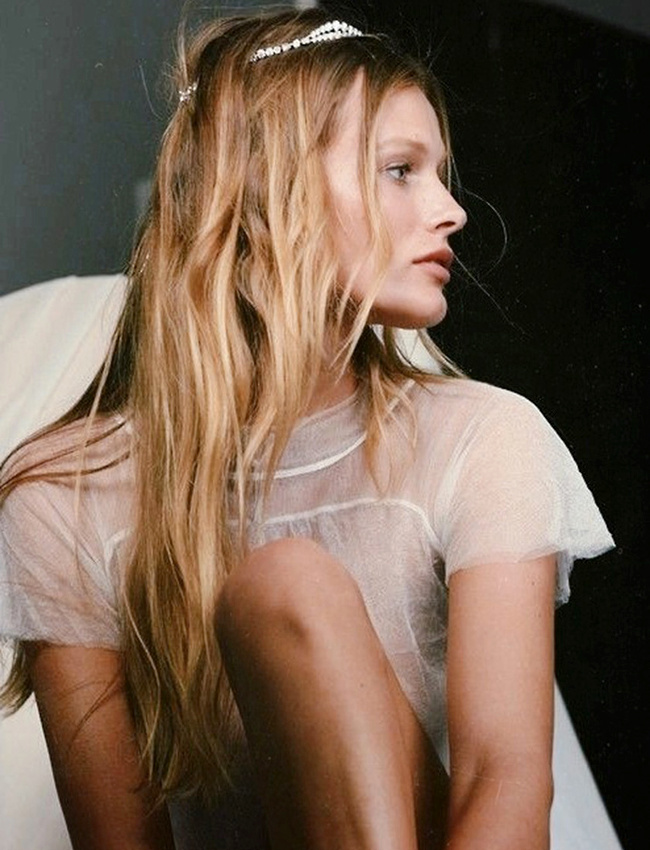 Port� sur des cheveux d�faits, le diad�me se fait plus rock que mi�vre