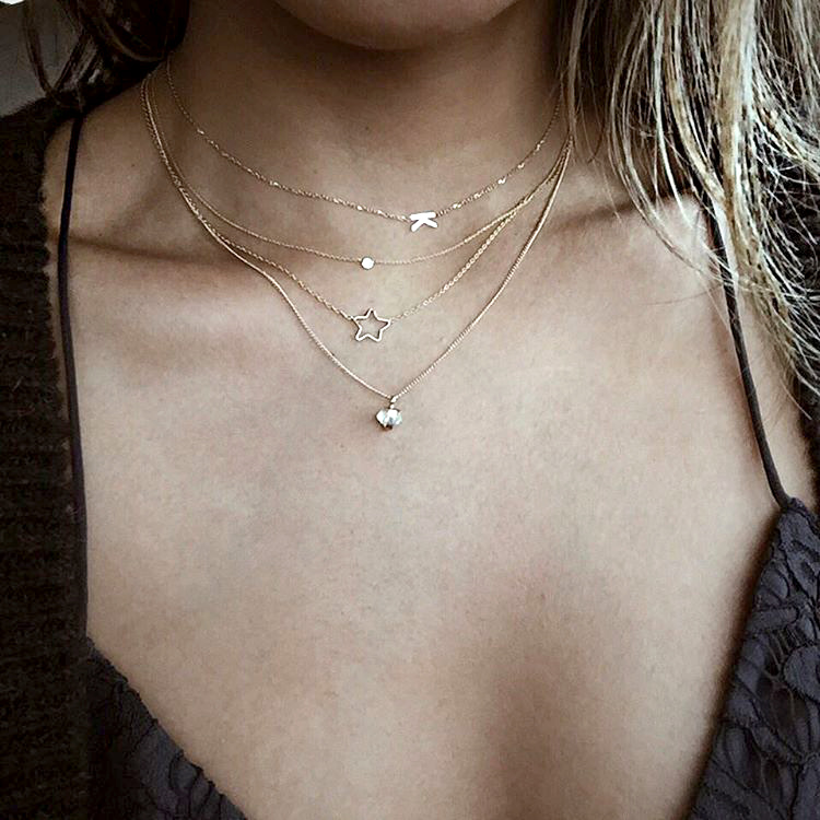 Simple et efficace, l'accumulation de tr�s fins colliers continue de s�duire