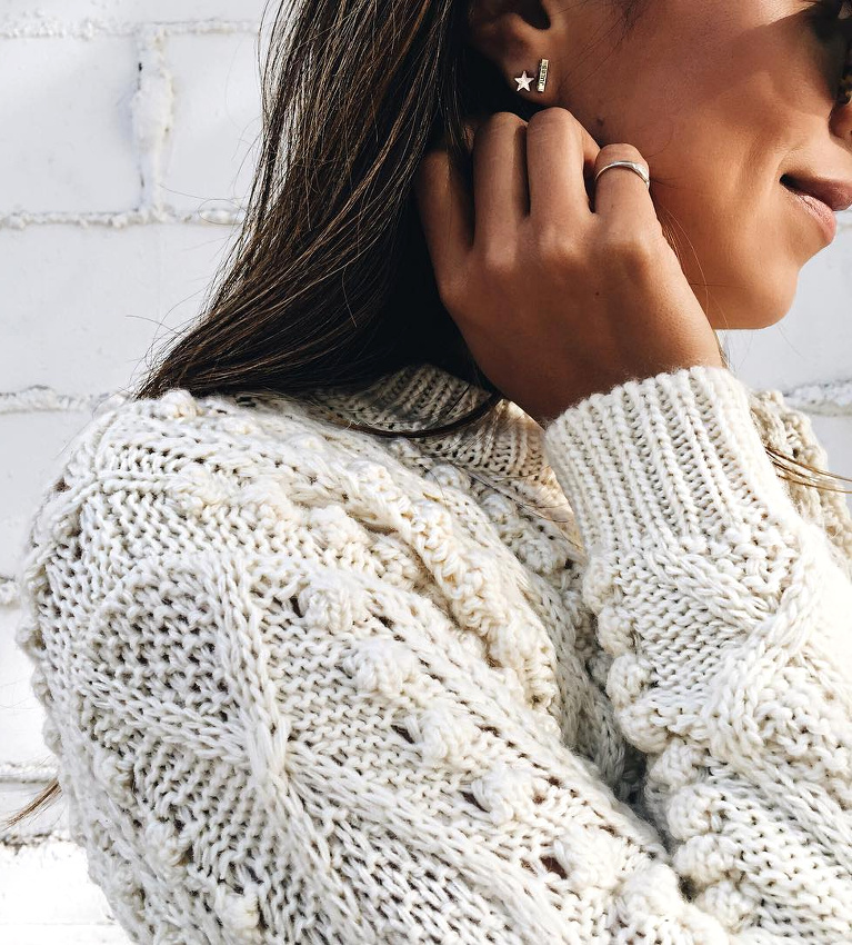 Rien de tel qu'un pull torsad� blanc pour mettre en valeur une peau caramel !