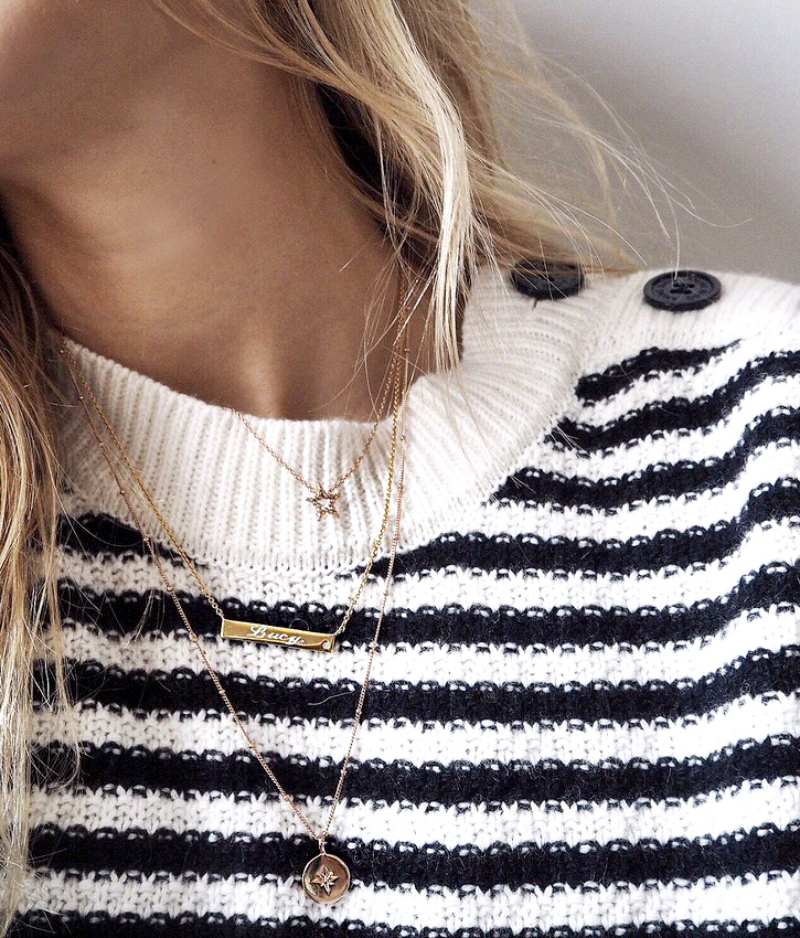 Pull marin ray� + fins colliers dor�s = le bon mix