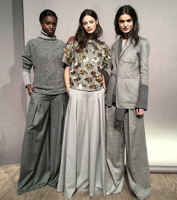 Entre volumes inattendus et textures diverses, ces total looks gris ont tout bon