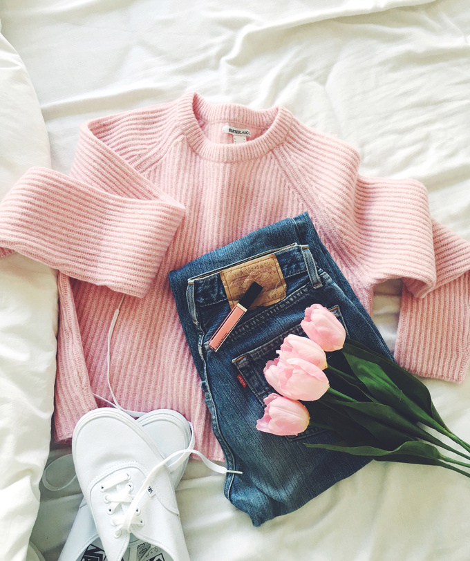 Pull rose + jean bleu l�g�rement d�lav� + tennis blanches = le bon mix