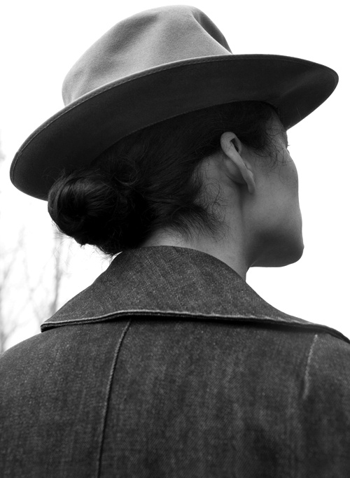 Chignon bas + chapeau masculin = le bon mix