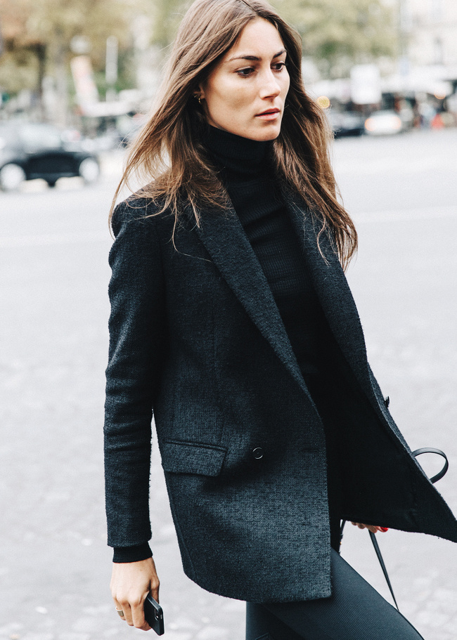 Cette saison, le blazer se porte accompagn� d'un col roul�