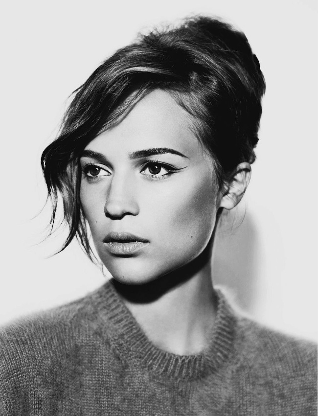 Trait fin d'eye liner + coiffure n�o-r�tro + pull casual col rond = le bon mix