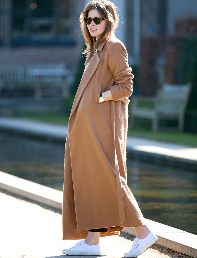 On ne se lasse pas du duo long pardessus camel/baskets blanches !