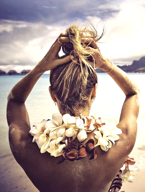 Cheveux gain�s de sel marin + collier de fleurs + bronzage caramel = le bon mix