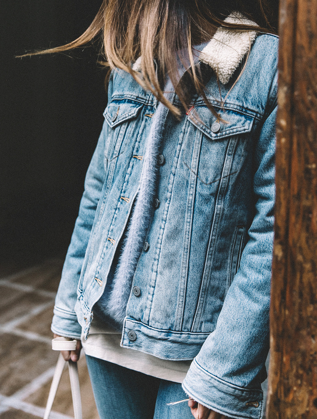 Entre col en shearling et volume un brin ample, la version hivernale de la veste en jean a tout pour plaire !