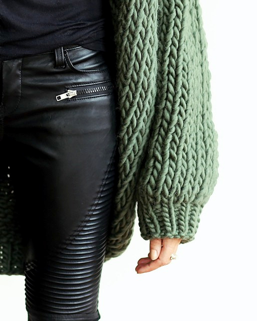 Slim en cuir noir + maxi gilet en grosse maille kaki = le bon mix