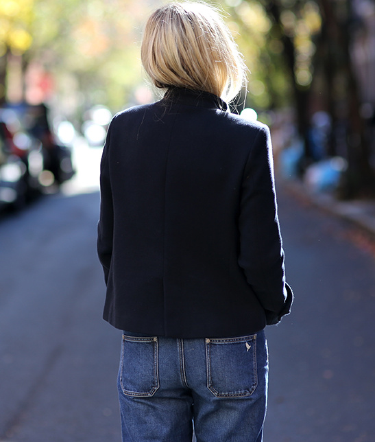 Veste courte bleu marine + jean un brin large + cheveux ultra blonds = le bon mix