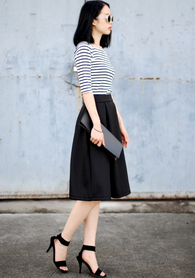 Marini�re + jupe ample midi noire + sandales carbone hautes perch�es = le bon mix