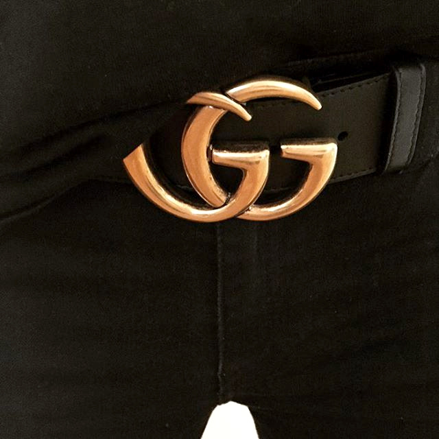 Rien de tel qu'une ceinture Gucci pour relever un total look noir !