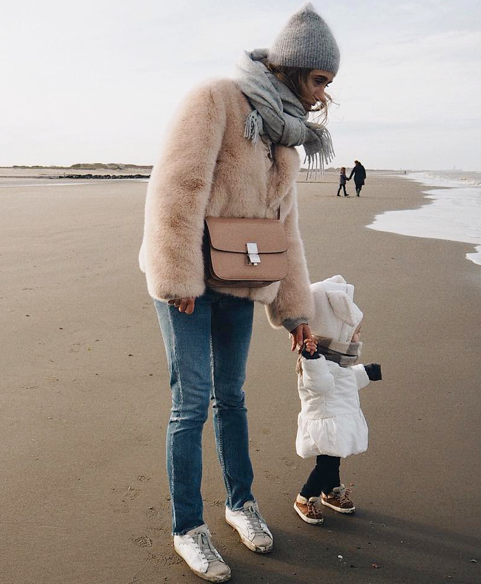 Port�e comme un simple caban, la veste en fausse fourrure gagne en �vidence