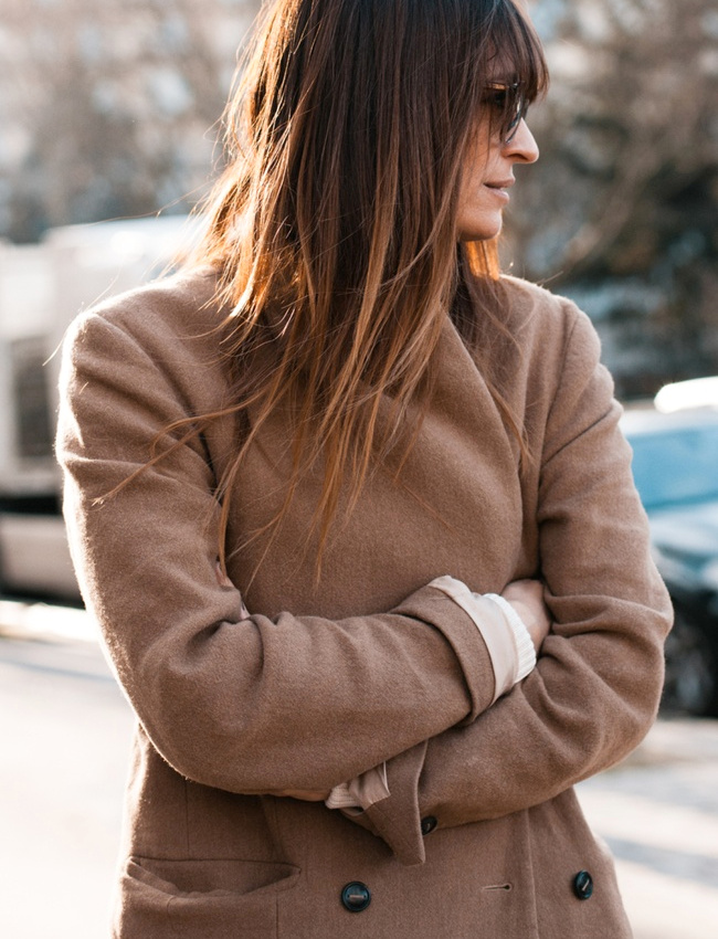 Entre manches l�g�rement roulott�es et chevelure au tie&dye naturel, ce look a tout bon !