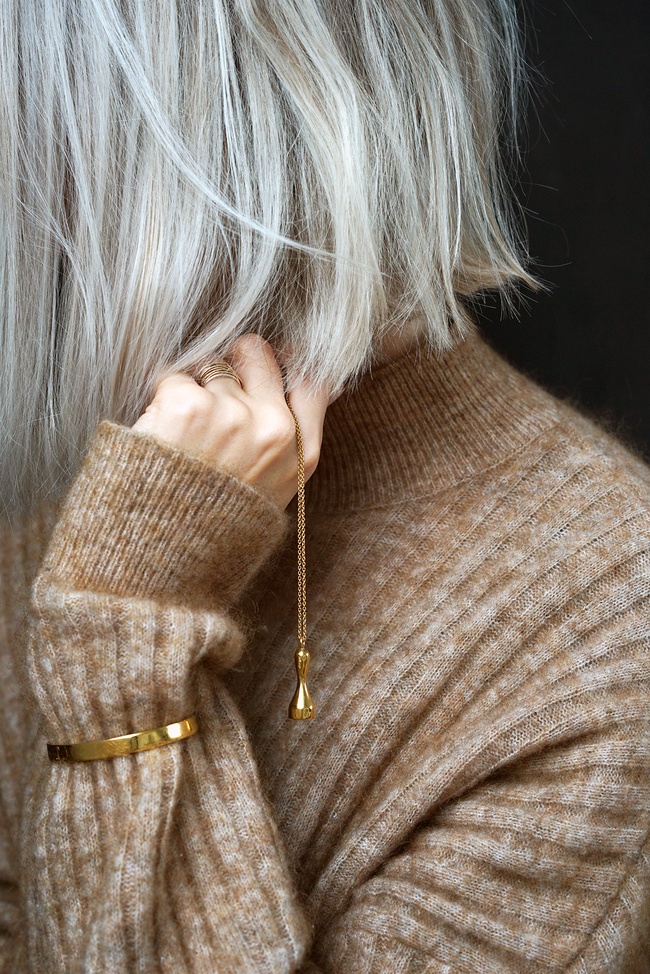 Oui au bracelet manchette port� sur une longue manche de pull !