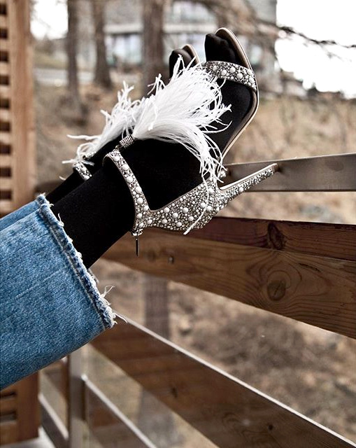 Rien de tel qu'un jean droit 7/8 et une paire de collants opaques pour apaiser des sandales folles et sexy !