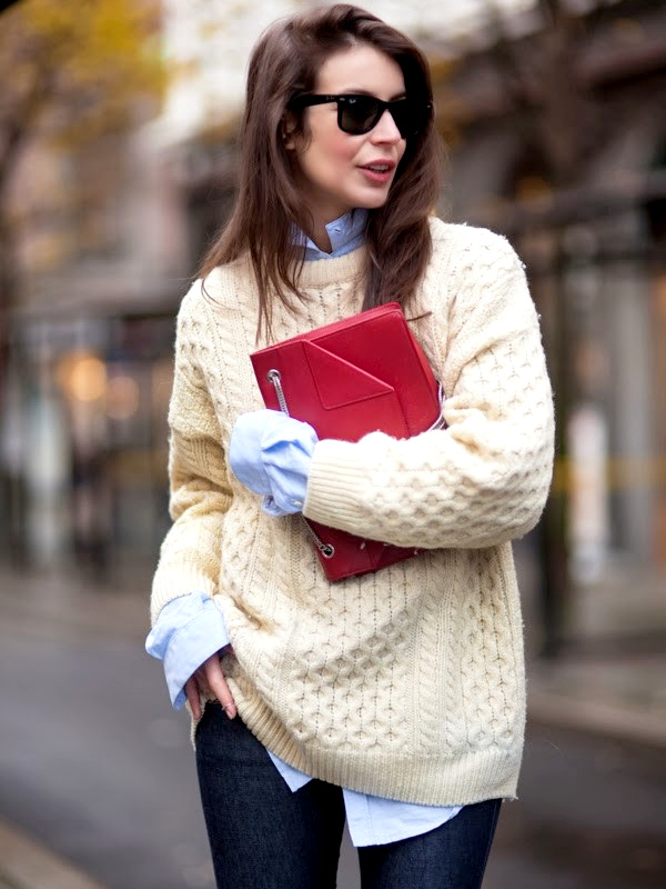 Rien de tel qu'une touche de rouge pour relever un look sobre et nonchalant !
