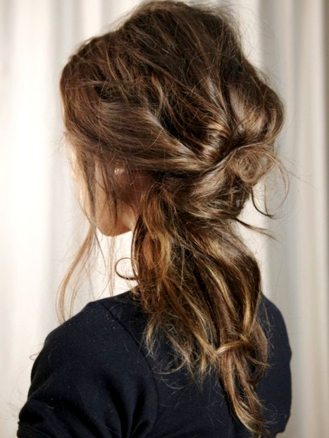 Une fois l�g�rement textur�s, les cheveux longs aiment le style coiff�/d�coiff�