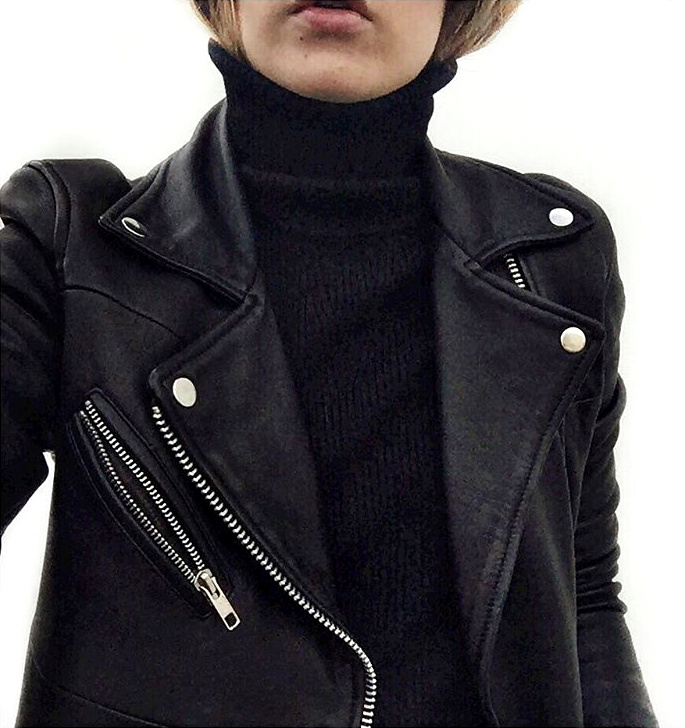 Perfecto en cuir noir + pull fin col roul� carbone + cheveux gliss�s dans le col = le bon mix