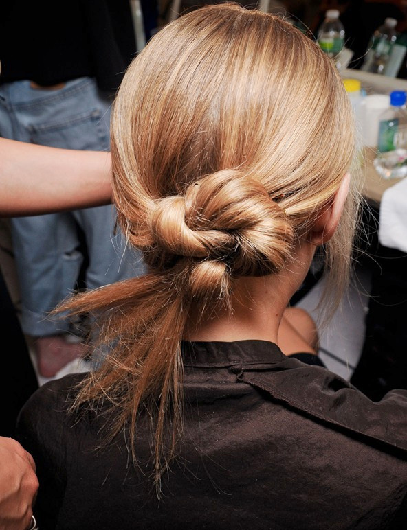 Le noeud de cheveux, une bonne alternative au classique chignon