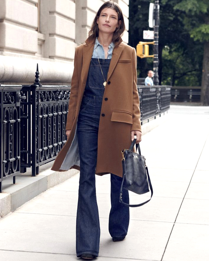 Salopette en jean brut + manteau droit caramel = le bon mix