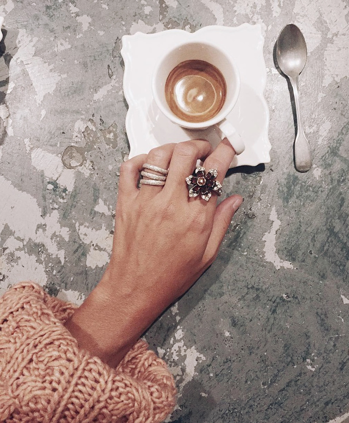 Grosse maille vieux rose + bague baroque + peau caramel = le bon mix