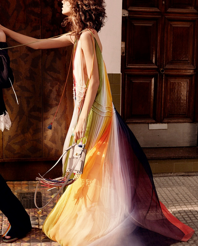 Avec cette robe couleurs arc-en-ciel, Clare Waight Keller cr�e l'un de ses plus beaux mod�les