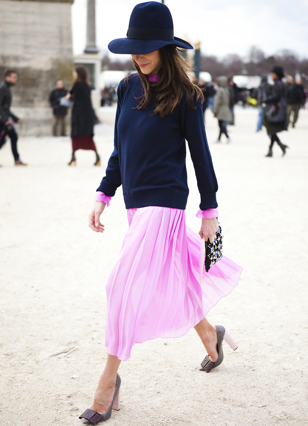 Rien de tel qu'un pull bleu marine pour apaiser une robe girly !