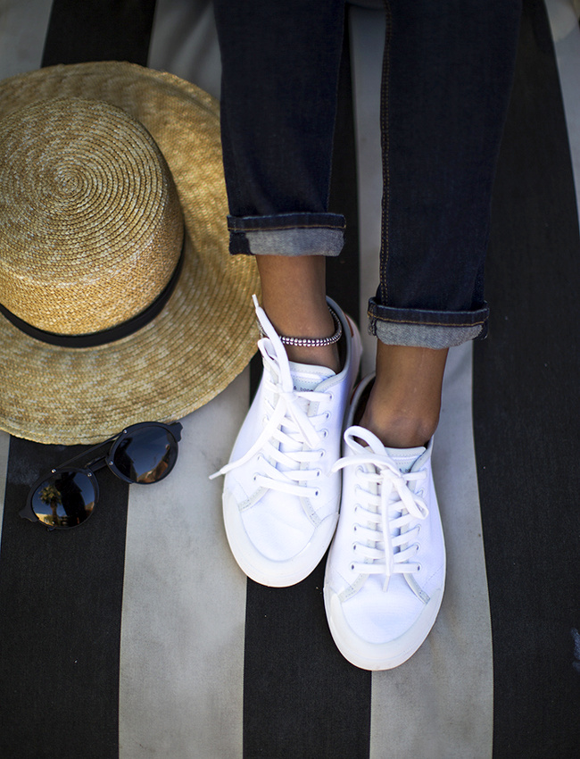 Baskets blanches + chevilles bronz�es + slim brut roulott� sur la cheville = le bon mix