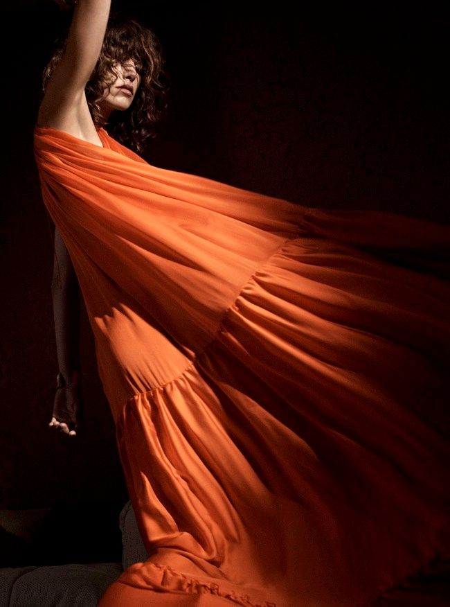Entre volume g�n�reux et teinte orang�e, cette longue robe Stella McCartney a tout bon !