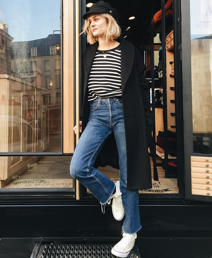 Baskets blanches + jean flare 7/8 + marini�re + manteau noir = le bon mix