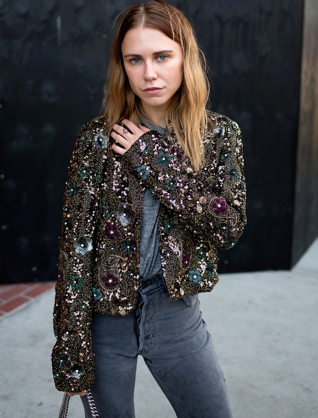 Pour porter sa veste � sequins en plein jour, mieux vaut choisir un tee-shirt ultra casual !