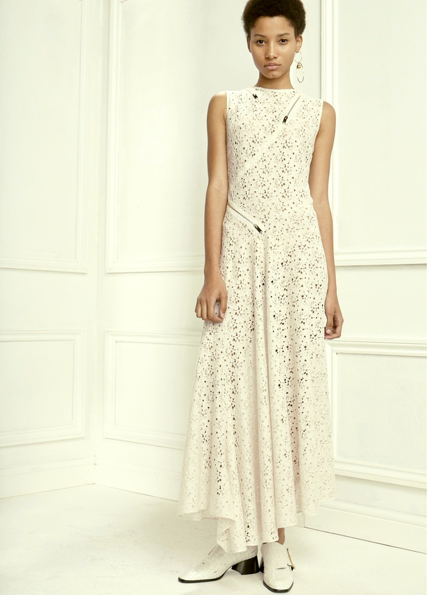 En associant zip et dentelle, Stella McCartney livre une robe longue aussi moderne que romantique