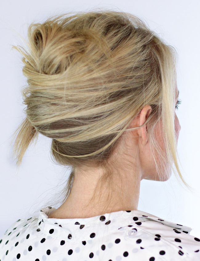 R�alis� sur cheveux l�g�rement textur�s, le chignon banane se fait plus cool que glamour