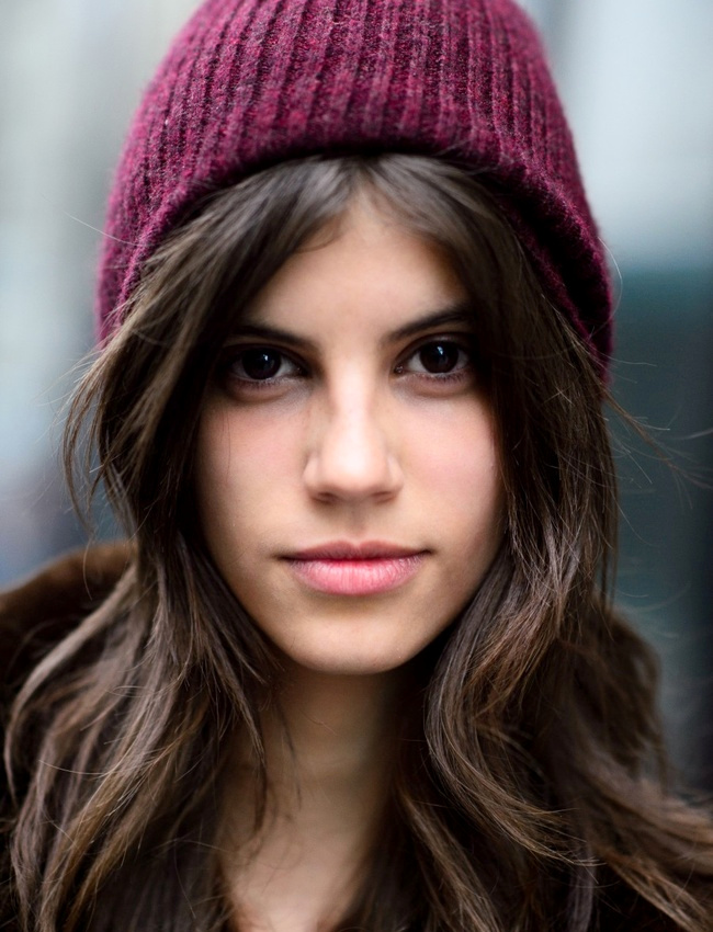 Bonnet bordeaux + chevelure ch�tain encadrant le visage = le bon mix