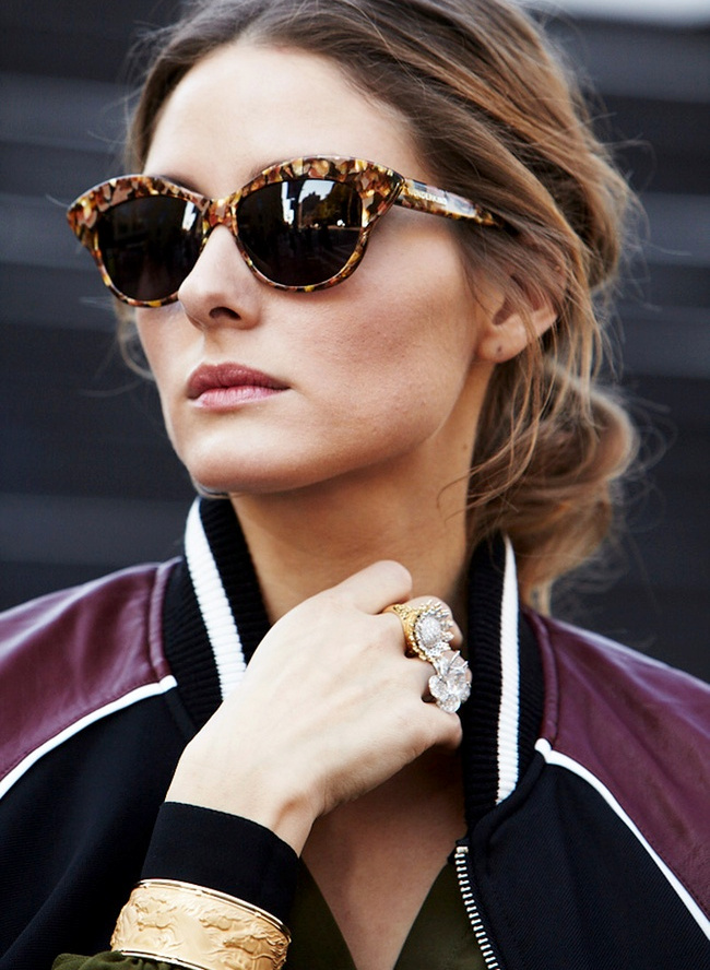 Rien de tel que quelques bijoux baroques pour twister un blouson sportswear !