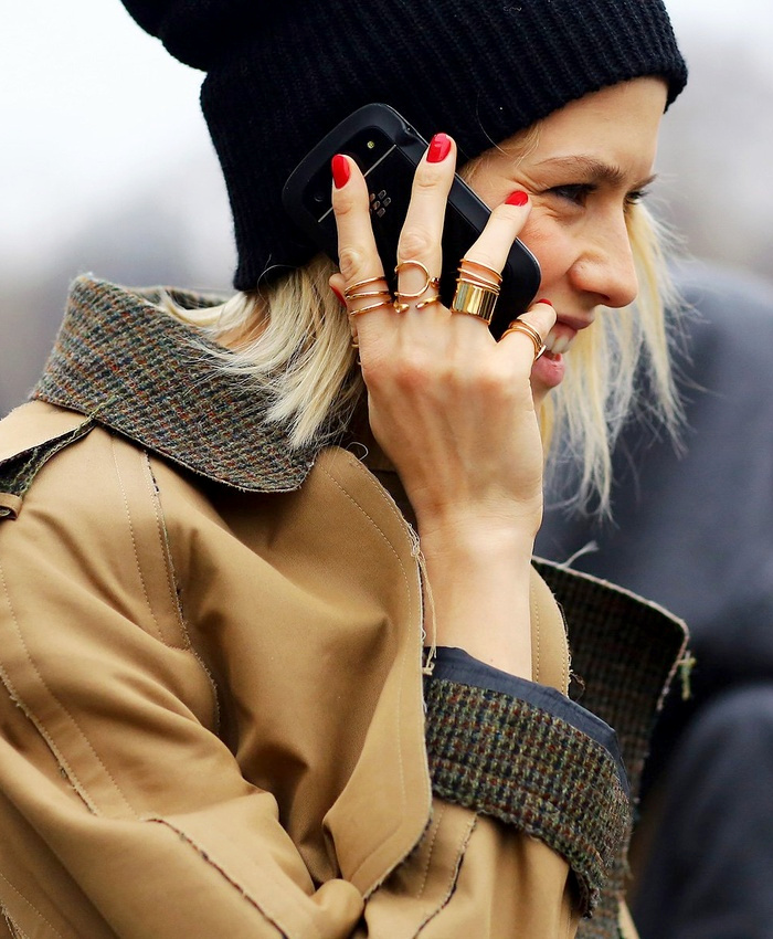 Accumulation de bagues + look casual masculin = le bon mix