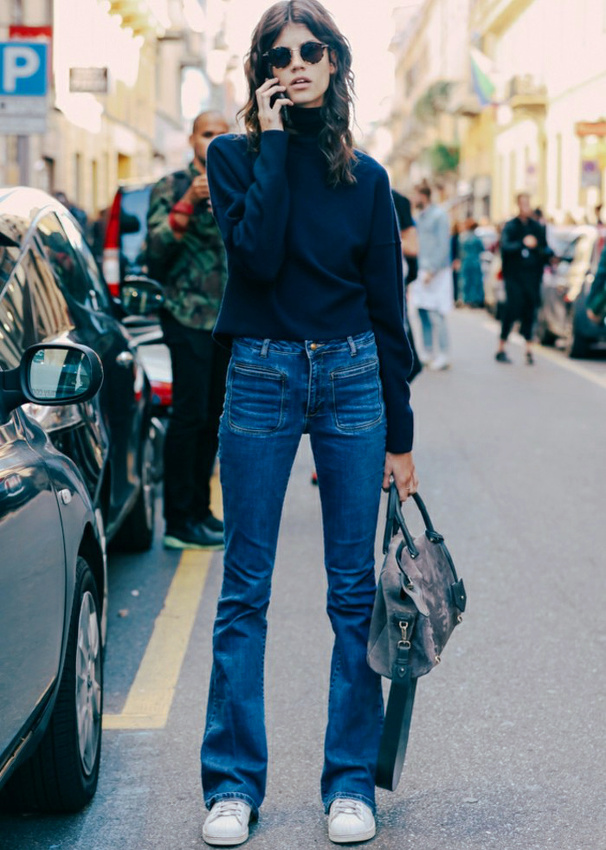 Jean flare + baskets blanches + pull col roul� bleu marine = le bon mix