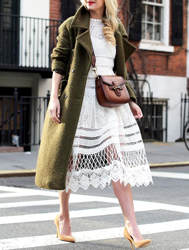 Moins vu que son homologue camel, le pardessus olive est � pl�bisciter