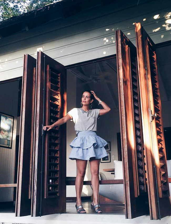 Jupe girly + tee-shirt loose = le bon mix